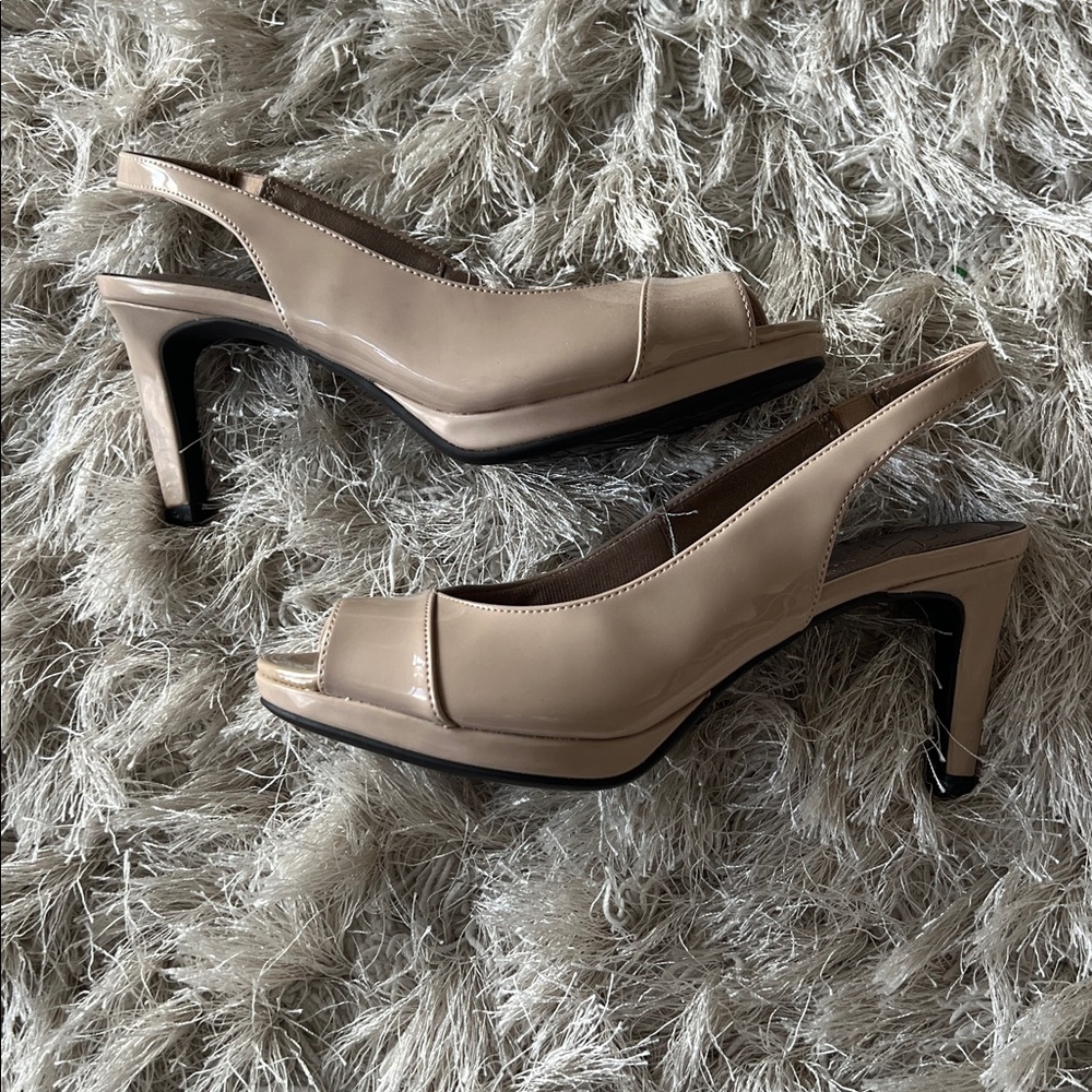 LifeStride Elegant Beige Peep-Toe Slingback Heels Woman’s size 7.5